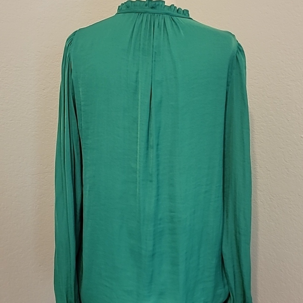 Elegant Green Blouse with Ruffled Neckline - Picture 5 of 5